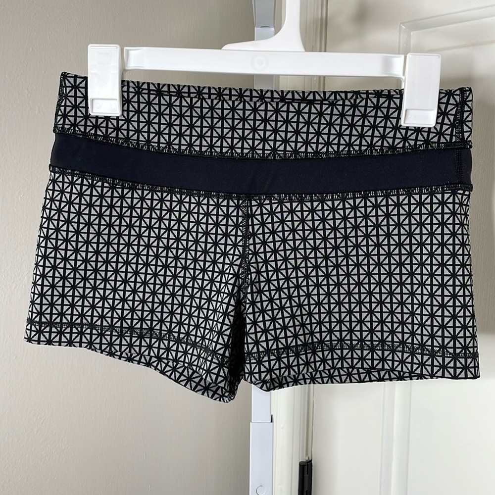 6054 Lululemon 3” Groove Short Full-On Luon Sz 6 Tri Geo Silver Spoon Black